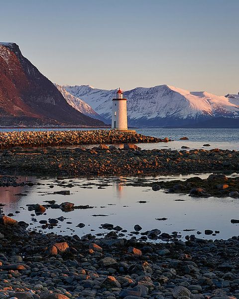 Ebb autour du phare de Høgstein, Godøy, Norvège par qtx