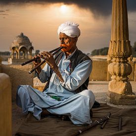 Muzikant bij Gadisar Lake in Jaiselmer, India van Paula Romein