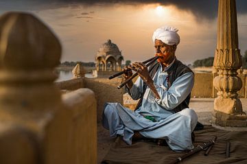 Muzikant bij Gadisar Lake in Jaiselmer, India van Paula Romein