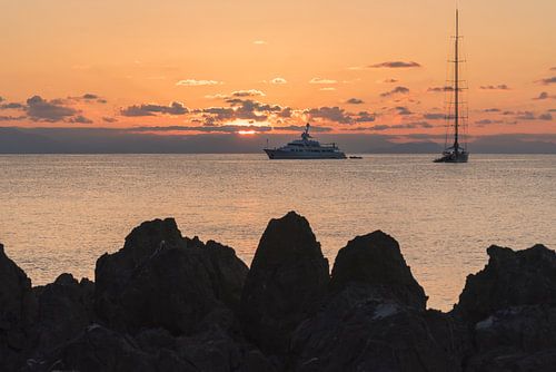 Boten tijdens zonsondergang