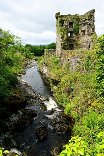 Kasteelruïnes van Carriganass in Ierland