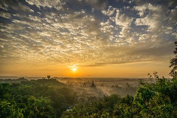 Sunset over the many temples of Mrauk U, Myanmar sur Annemarie Arensen