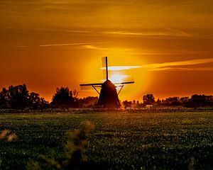 Windmolen en ondergaande zon in mooi landschap van Jan Hermsen