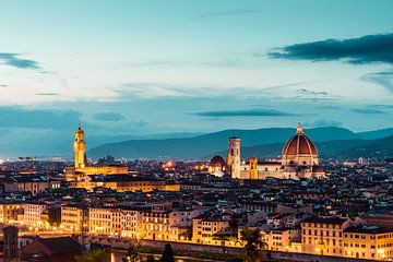 Die Kathedrale von Florenz und der alte Palast in Florenz am Abend