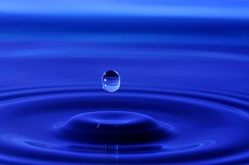 Wassertropfen fallen in blaues Wasser von Sjoerd van der Wal Fotografie