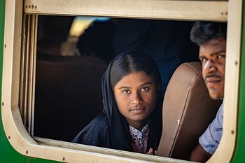 Mädchen schaut aus dem Fenster