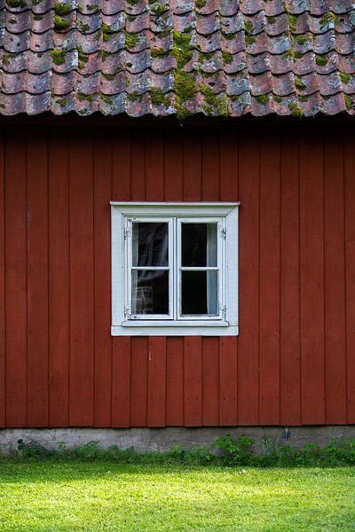 Maison en bois rouge typique de la Suède par Axel Weidner