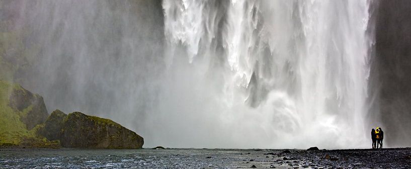 Panorama onderkant Skógafoss waterval te IJsland van Anton de Zeeuw