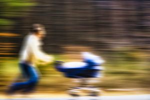 Mann mit Kinderwagen von Dieter Walther