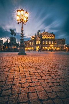 Semperoper in Dresden in de avond met zonsondergang van Fotos by Jan Wehnert
