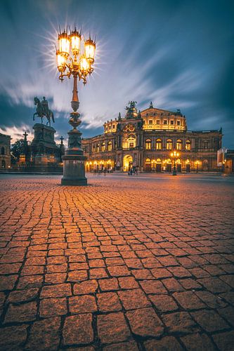 Semperoper in Dresden in de avond met zonsondergang