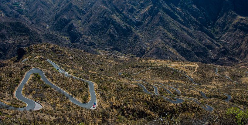 Zigzagging through the mountains by Hugo Braun