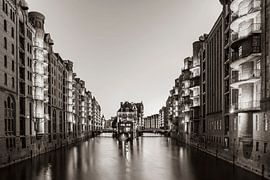 Speicherstadt avec le château entouré d'eau de Hambourg / noir et blanc sur Werner Dieterich