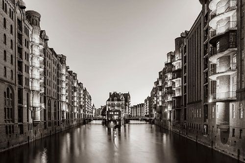 Speicherstadt met de waterburcht in Hamburg / zwart-wit