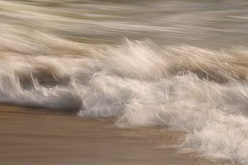 An incoming wave by Ronald Pol