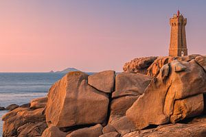 Sonnenuntergang am Leuchtturm von Mean Ruz, Bretagne, Frankreich