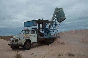 Voiture rouillée à l'ancienne mine d'opale sur Bart van Wijk Grobben