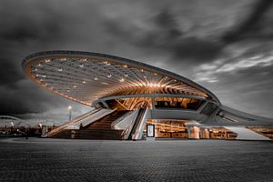 Station Bergen - futuristische architectuur bij nacht