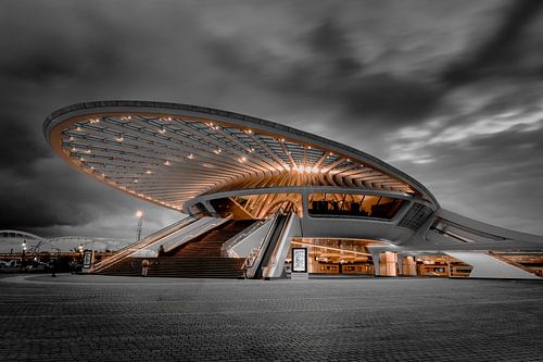 Gare de Mons: une architecture futuriste la nuit