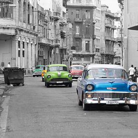 Cuba artistiek zwart wit met gekleurde auto's van Sander Meijering