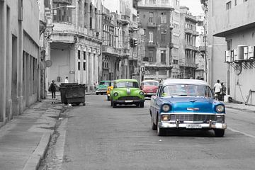 Cuba artistiek zwart wit met gekleurde auto's