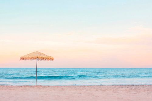 Rust en stilte op het strand onder de parasol