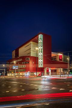 Luxor Theater mit Verkehr auf der Vorderkante in der blauen Stunde in Rotterdam Holland