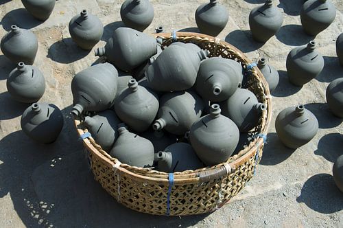 Mand en keramiekBhaktapur, Nepal: Pottenbakkersplein. Mand met traditionele Nepalese keramiek. Schep