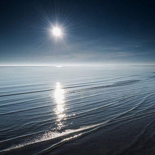 Zachte kalme zee bij zonsopgang