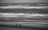 2 Personen am Strand im Wind von Martijn Tilroe Miniaturansicht