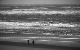 2 Personen am Strand im Wind