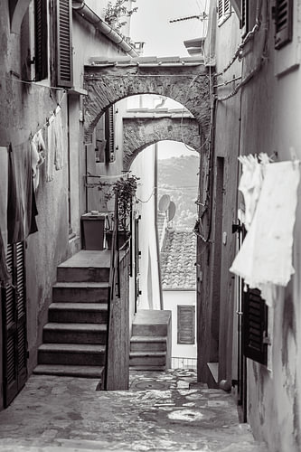 Oud Italiaans steegje in Capoliveri op Elba, Italië