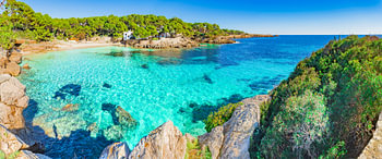 Magnifique panorama de la plage de Cala Gat, paysage côtier sur l'île de Majorque, Espagne, mer Médi
