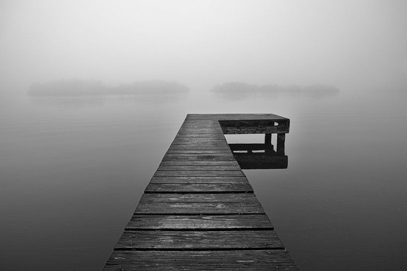 Een aanlegsteiger in de mist, Nederland van Peter Bolman