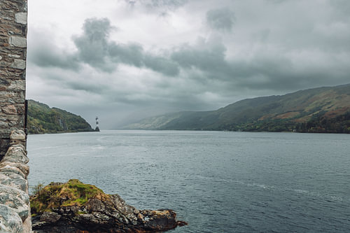 Panorama idylle bij kasteel Eilean Donan in Schotland. Highlander kasteel in de Hooglanden.