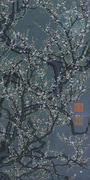 Japanischer Vintage-Druck. Pflaumenblüte bei Vollmond in warmem Grau von Studio Pieternel