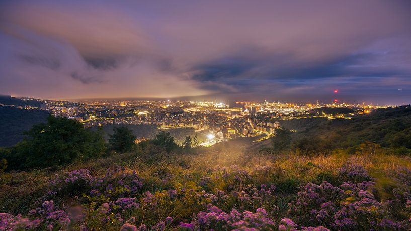 Panoramablick auf die Stadt Genua in Italien bei Nacht von Robert Ruidl