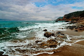 Küstenlandschaft mit stürmischer See und felsiger Küste in der Abenddämmerung