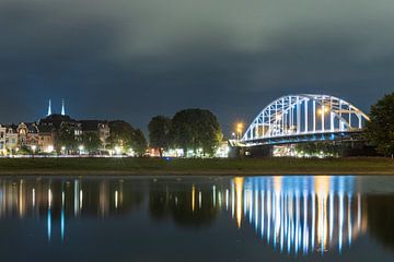 Verlichte Wilhelminabrug bij Deventer met reflectie van Karin Riethoven