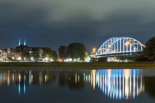 Beleuchtete Wilhelmina-Brücke bei Deventer mit Spiegelung