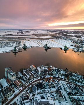 Zaanse Schans Windmühlen im winterlichen Sonnenuntergang von Ewold Kooistra