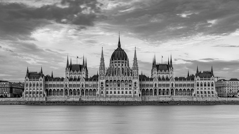 Das ungarische Parlament in Budapest an der Donau von Roland Brack