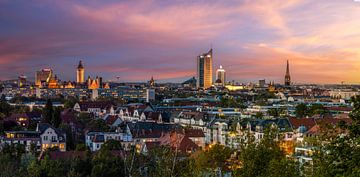 Panorama van de skyline van Leipzig bij zonsondergang van Frank Herrmann