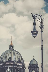 Alte Straßenlaternen mit dem Dom von Berlin 02