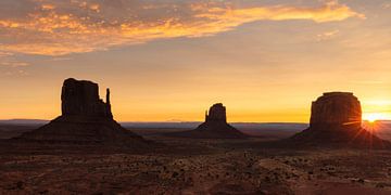 Monument Valley bei Sonnenaufgang, Arizona, USA von Markus Lange