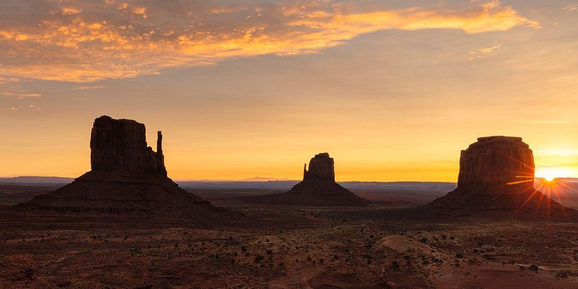 Monument Valley at sunrise, Arizona, USA by Markus Lange