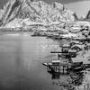 Fischerdorf auf den Lofoten in Norwegen in schwarzweiß . von Manfred Voss, Schwarz-weiss Fotografie