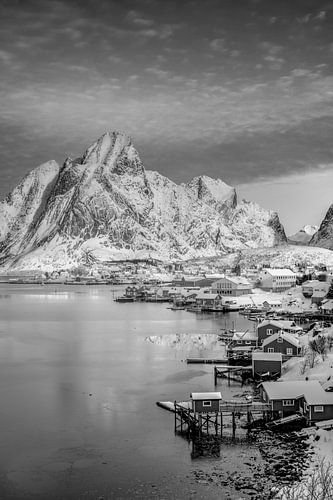 Vissersdorp op de Lofoten-eilanden in Noorwegen in zwart-wit.