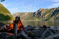 Lagerfeuer am Fjord in Norwegen