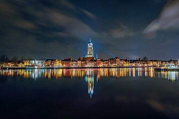 Prachtige skyline en weerspiegeling van Deventer aan de IJssel van Bea Budai
